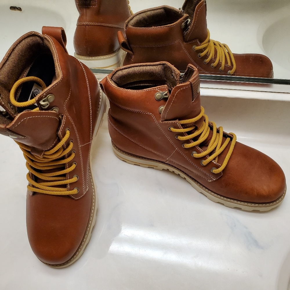 Volcom light brown boots 9.5